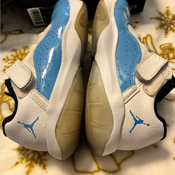Kids EUC Jordan 11 CMFT Low PS White UNC Blue / Black Tennis Shoes - Picture 6 of 6